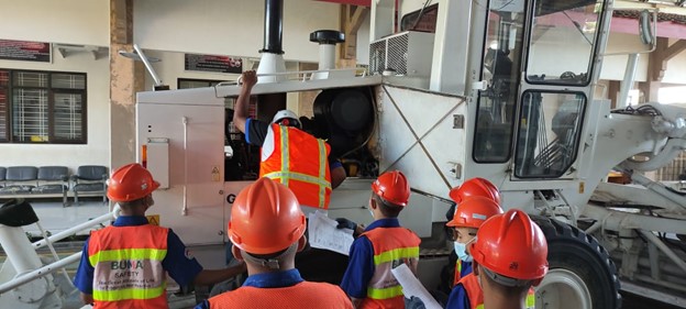 Siswa Buma School melakukan praktik periodical service pada unit alat berat Grader.