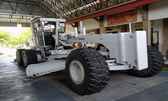 Bantuan unit alat berat Grader (Komatsu GD 705 A)